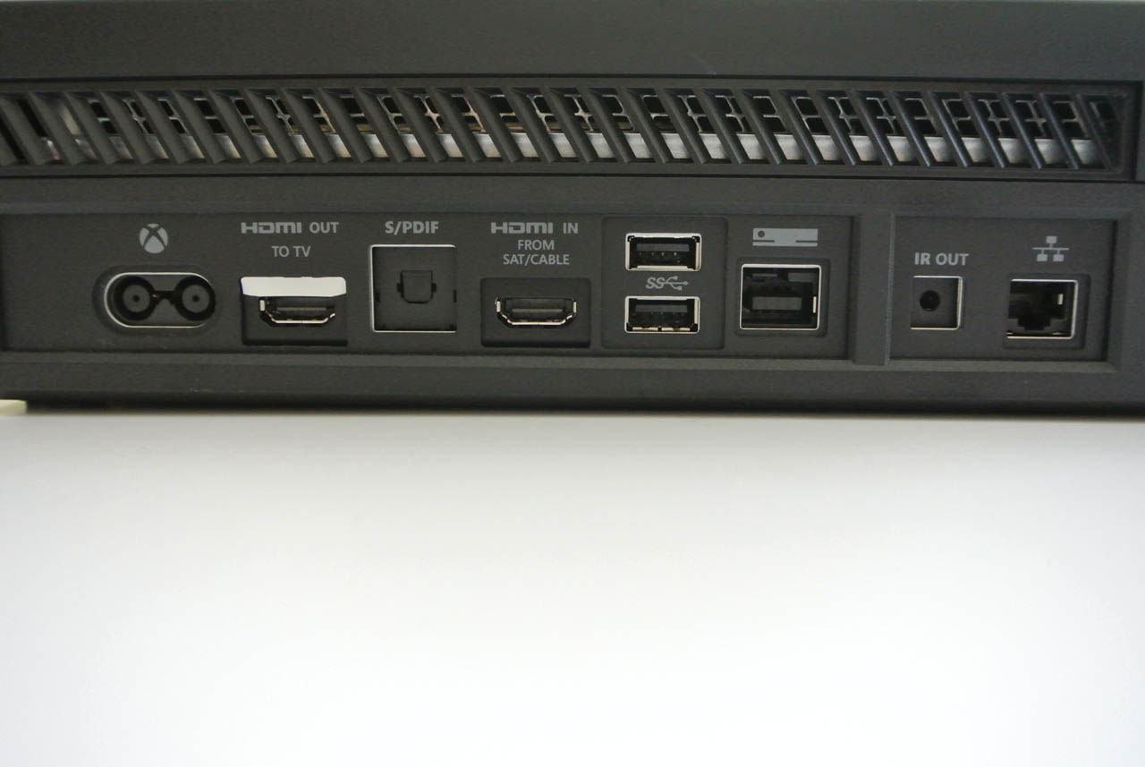 Οι θύρες του x1 στο πίσω μέρος, ξεχωρίζουν οι δυο HDMI υποδοχές καθώς και αυτή του κινεκτ.